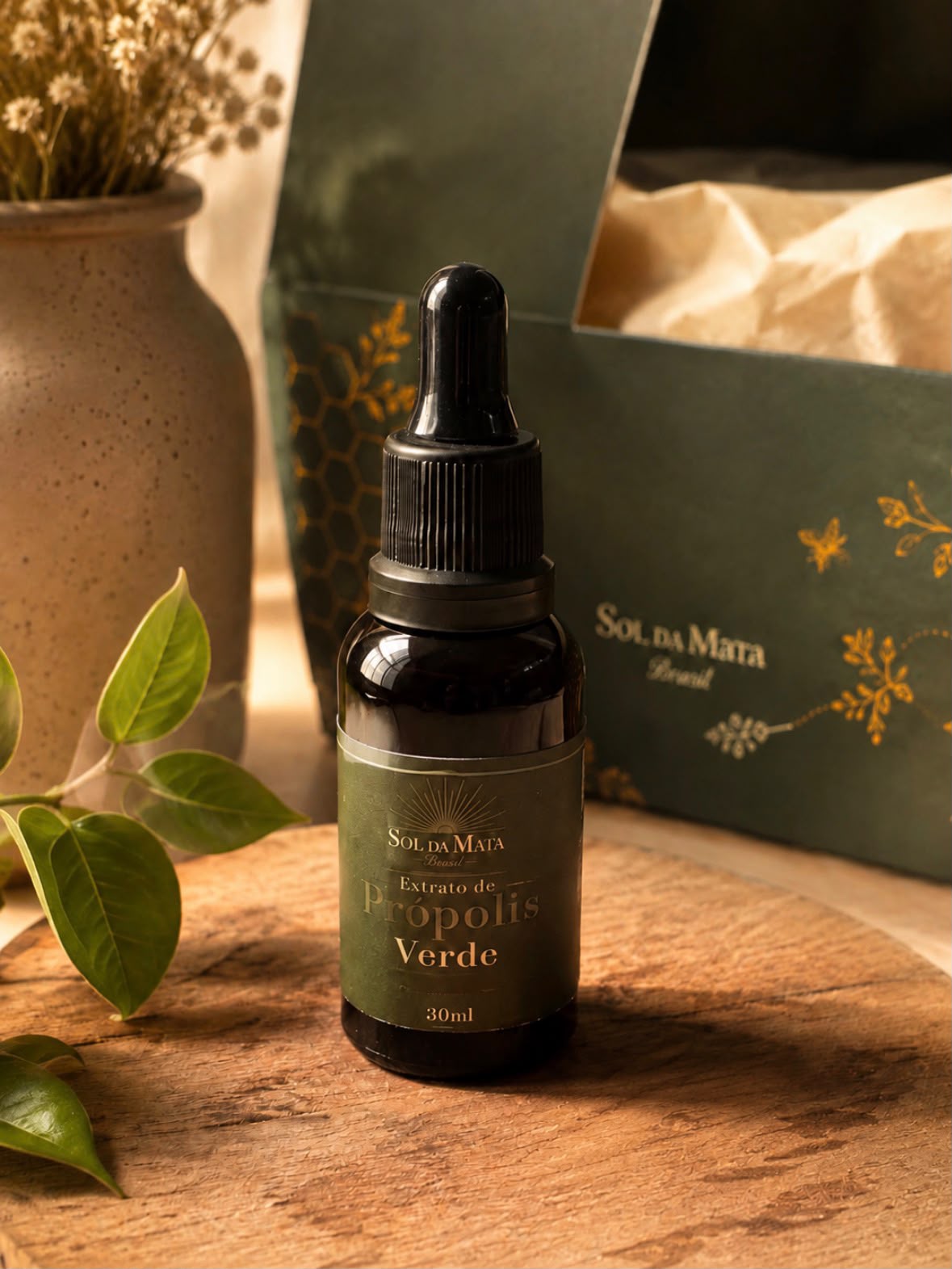 Frasco conta-gotas de própolis verde 30 ml sobre linho creme.