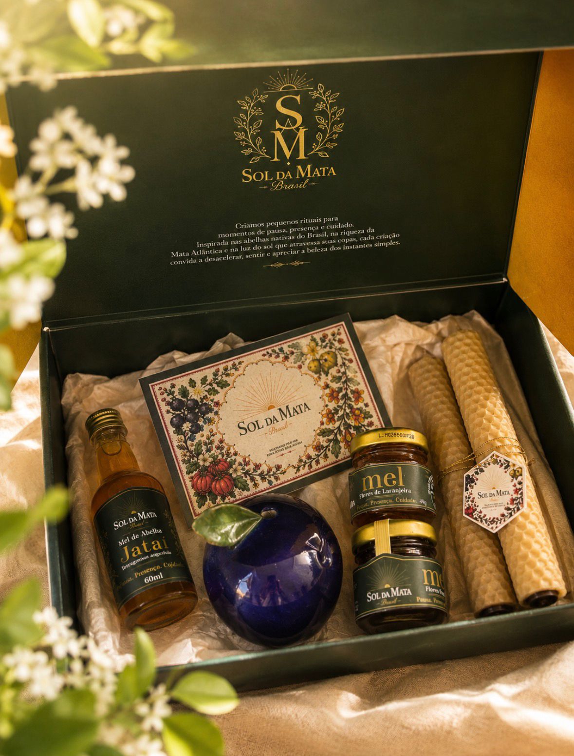 Kit Ritual do Brasil com difusor de cerâmica em formato de jabuticaba, méis e velas de cera de abelha na caixa premium Sol da Mata.
