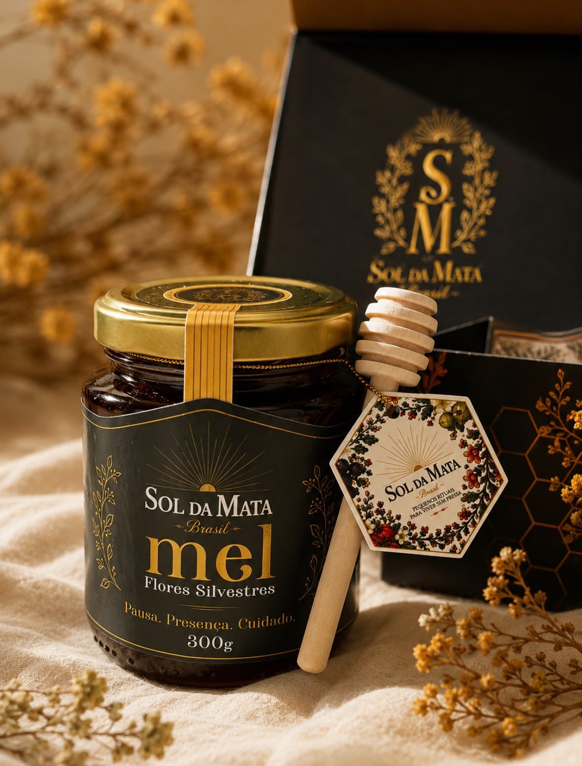 Pote âmbar de mel silvestre 300 g com colher de mel.